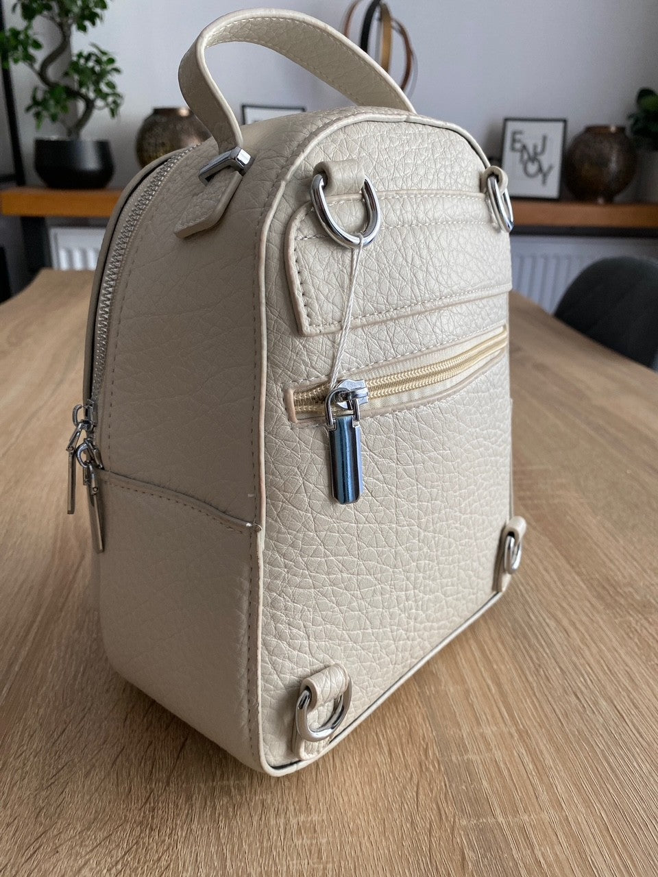 Rucsac din piele ecologica – Design modern si versatilitate zilnica