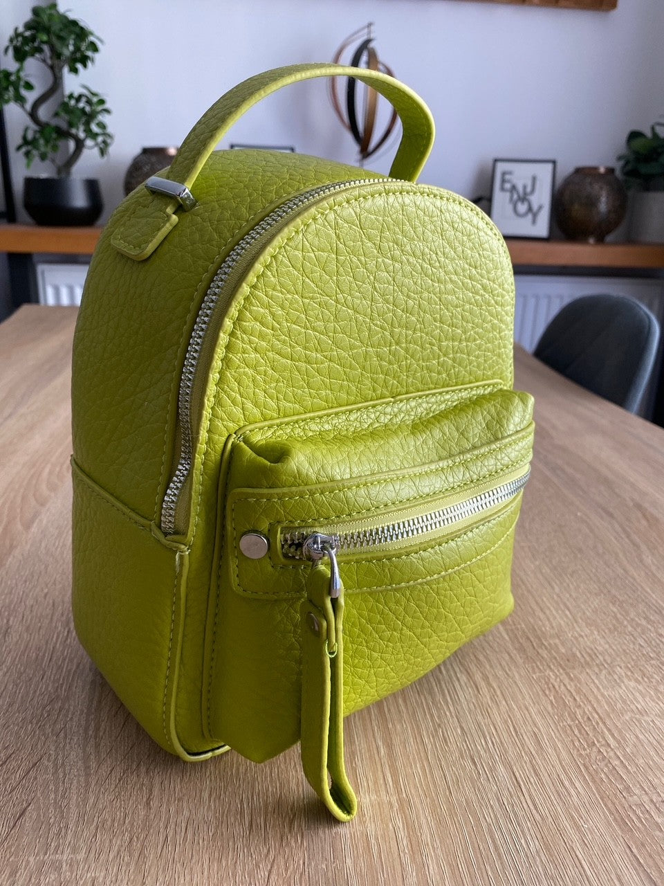 Rucsac din piele ecologica – Design modern si versatilitate zilnica